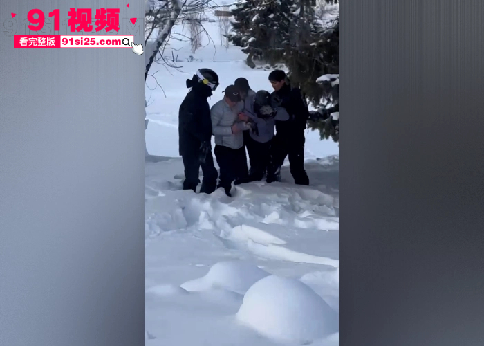 新疆可可托海突发雪豹伤人事件 女游客无视警示牌触摸猛兽 被突袭咬伤面部 血染滑雪服惨遭毁容现场视频流出 - 图16
