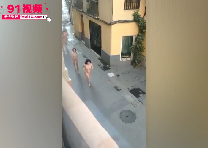 国外上百名美女街头裸奔  奶子骚逼清晰可见 这难道也是主人分配的任务么？ - 图1
