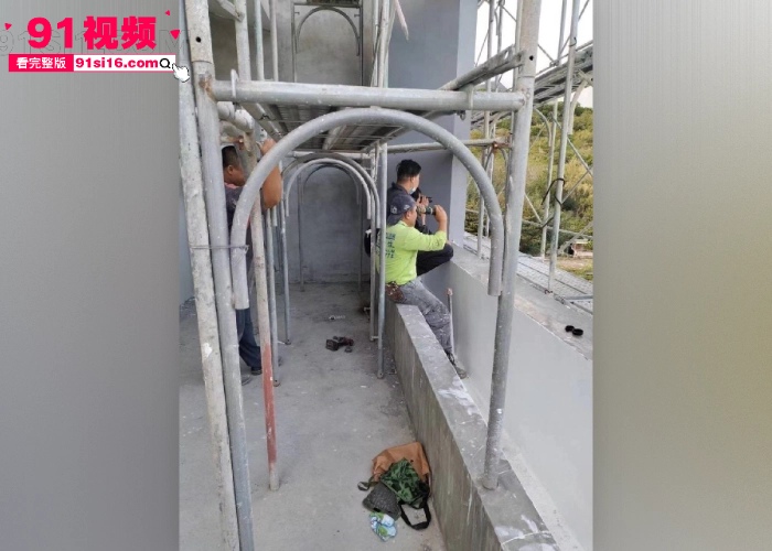 网友投稿河南情侣做爱不拉窗帘 被对面工地瓜友偷拍曝光 这一看就是经常做爱给兄弟看 望远镜都准备好了 - 图1