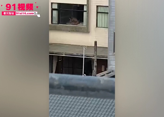 网友投稿河南情侣做爱不拉窗帘 被对面工地瓜友偷拍曝光 这一看就是经常做爱给兄弟看 望远镜都准备好了 - 图3