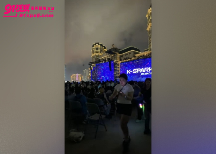 权志龙澳门演唱会 女粉丝挤位导致多人互撕上演武艺大比拼 这不比演唱会好看嘛？ - 图1