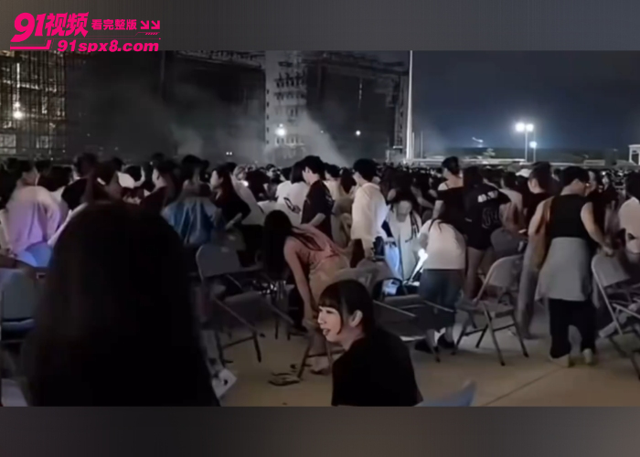 权志龙澳门演唱会 女粉丝挤位导致多人互撕上演武艺大比拼 这不比演唱会好看嘛？ - 图5