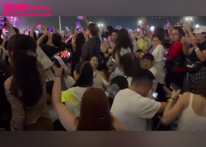 权志龙澳门演唱会 女粉丝挤位导致多人互撕上演武艺大比拼 这不比演唱会好看嘛？ - 图8