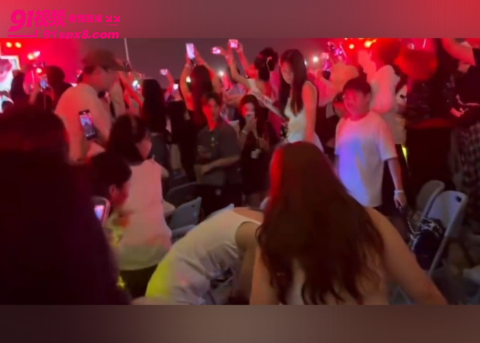 权志龙澳门演唱会 女粉丝挤位导致多人互撕上演武艺大比拼 这不比演唱会好看嘛？ - 图10
