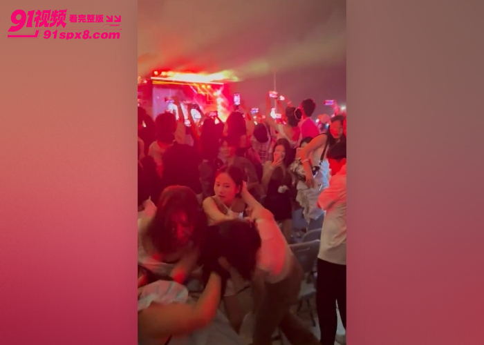 权志龙澳门演唱会 女粉丝挤位导致多人互撕上演武艺大比拼 这不比演唱会好看嘛？ - 图11