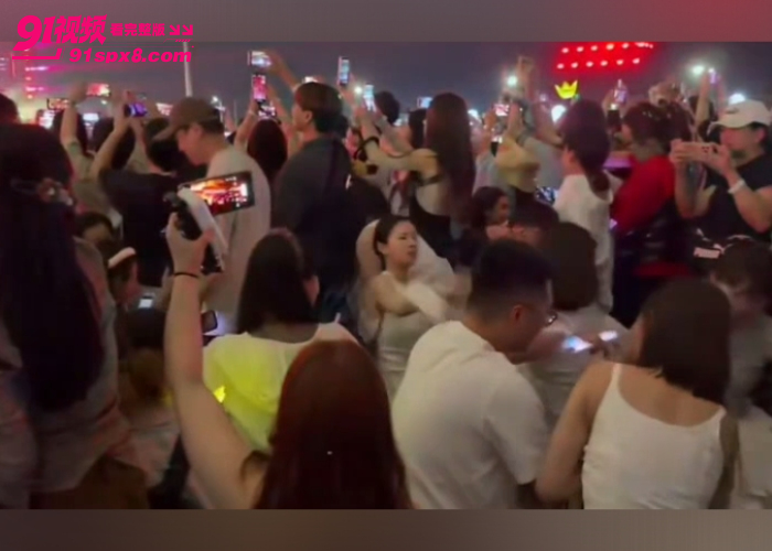 权志龙澳门演唱会 女粉丝挤位导致多人互撕上演武艺大比拼 这不比演唱会好看嘛？ - 图12