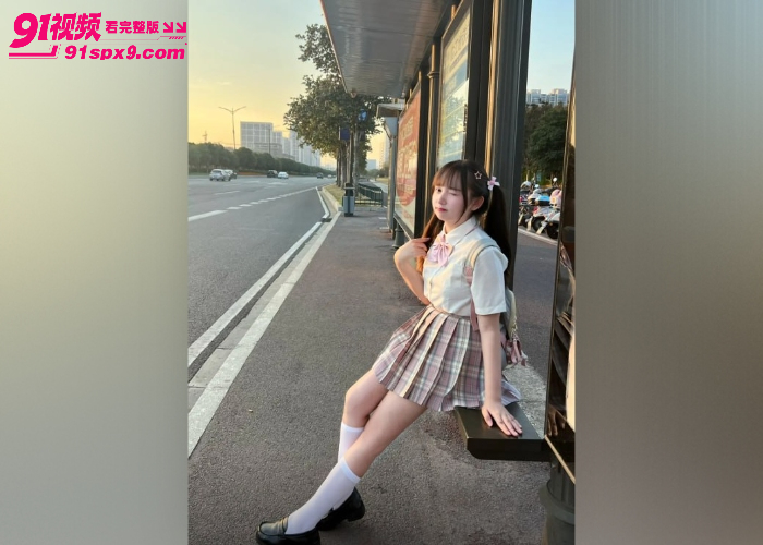 日本极品学生妹 刚下课被金主约到酒店 一路走一路操从床上干到厕所 白浆流满鸡巴太刺激了 - 图2