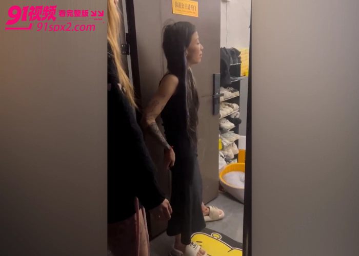 精神小妹名场面只为加了个男生微信 姐妹当场反目上门单挑拽头发踹头 战斗力还挺猛 - 图1