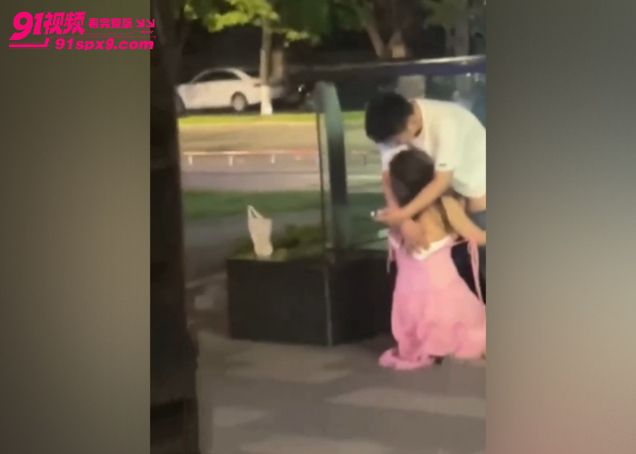 广东街头惊现活春宫 粉裙仙女当众脱裤吃鸡男友淡定玩手机 这也太饥渴了吧？不过好刺激 - 图2