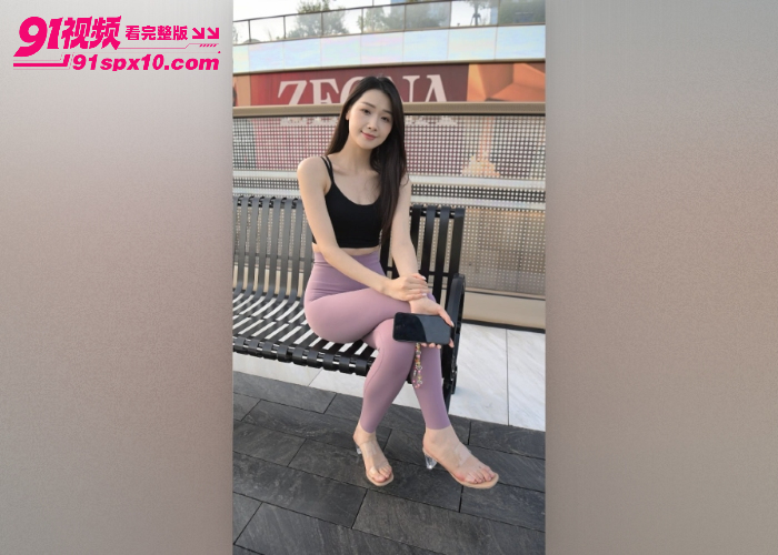 精选系列去会所按摩找了个人妻技师 加钱在沙发上把她干到喷尿 就是内射有点不高兴 - 图2