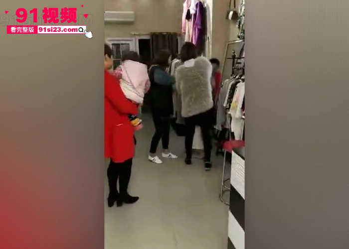 每日一抓原配暴怒当众扒光小三衣服 赤裸蜷缩街头绝望求饶 路人疯狂围观拍摄 - 图1