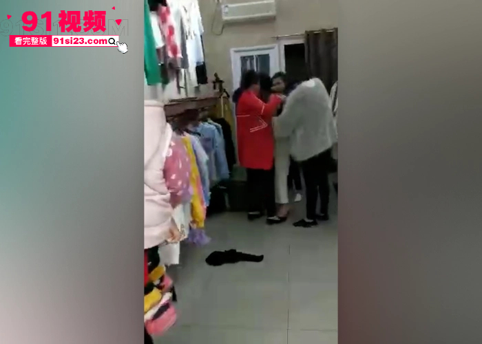 每日一抓原配暴怒当众扒光小三衣服 赤裸蜷缩街头绝望求饶 路人疯狂围观拍摄 - 图2