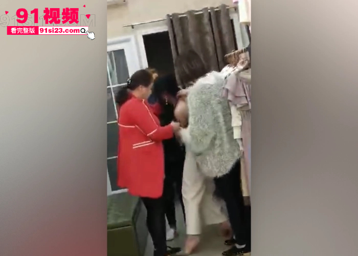 每日一抓原配暴怒当众扒光小三衣服 赤裸蜷缩街头绝望求饶 路人疯狂围观拍摄 - 图3