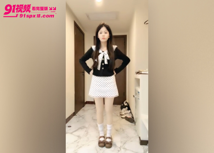 极品甜妹少女水手服跳蛋自慰 丁字裤侧面塞入玩弄嫩穴 假屌口交足交舔腋很顶 - 图3