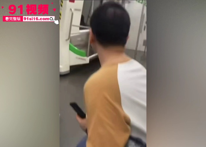 南宁地铁最近杀疯了啊 前有地铁大便哥过后又来一个南宁地铁打飞机哥 太逆天了 - 图3