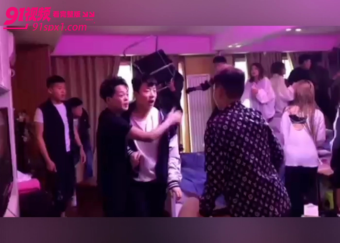 精神小伙抓奸现场 引发多人混战 奸夫被打到满脸鲜血直抽搐 年轻人下手就是狠 - 图1