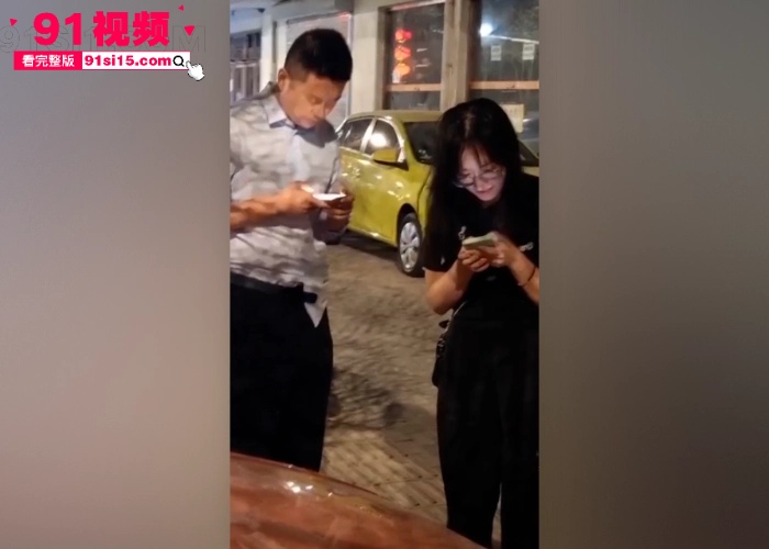 河北保定育才花园门口 一对酒醉男女上演户外大战 旁若无人的直接在大街上草逼 这得多饥渴啊 - 图1