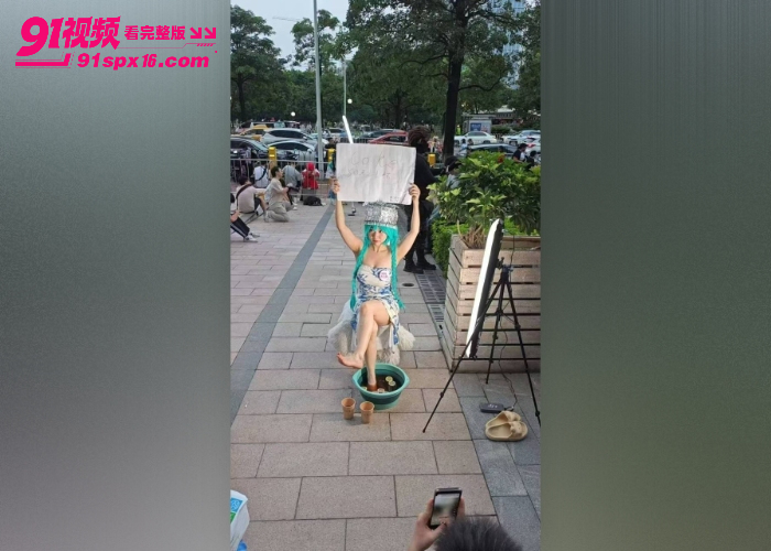 广州萤火虫漫展惊现洗脚水摊位 Coser脚泡饮料50元一杯 躺地吸脚引发全网争议 - 图3