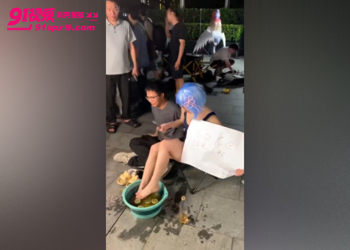 广州萤火虫漫展惊现洗脚水摊位 Coser脚泡饮料50元一杯 躺地吸脚引发全网争议 - 图9
