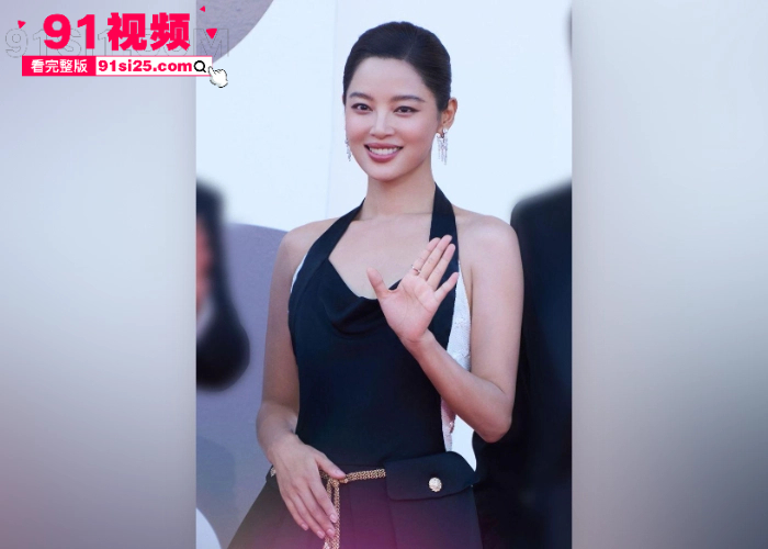 内娱再度上演撕逼大战 郝蕾 威尼斯陪跑朋友圈暗讽影后得主 辛芷蕾 资本运作遭正主硬刚打脸 大尺度露奶作品曝光 - 图4