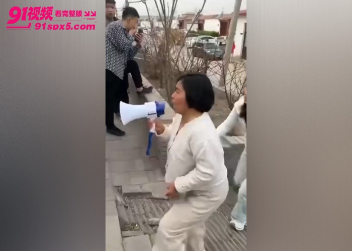 陶管营村抓小三现场 拿着大喇叭全村喊骂打小三 这阵仗堪比古惑仔现场啊 - 图1