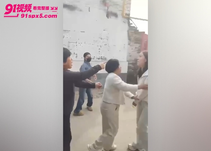 陶管营村抓小三现场 拿着大喇叭全村喊骂打小三 这阵仗堪比古惑仔现场啊 - 图5