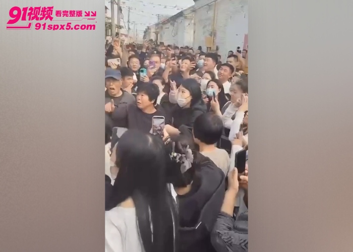 陶管营村抓小三现场 拿着大喇叭全村喊骂打小三 这阵仗堪比古惑仔现场啊 - 图7