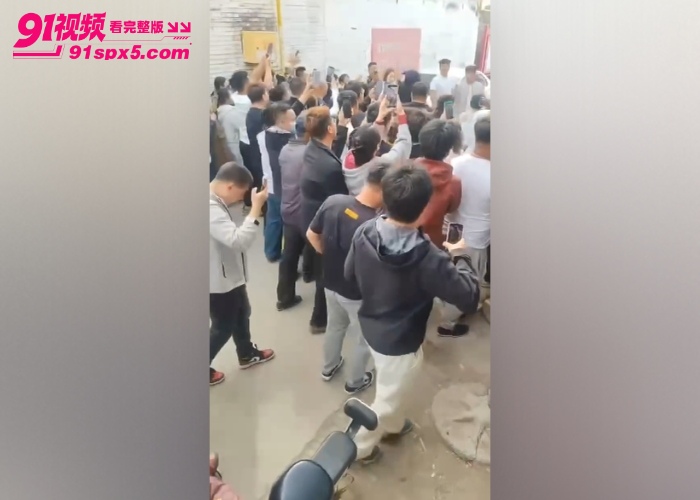 陶管营村抓小三现场 拿着大喇叭全村喊骂打小三 这阵仗堪比古惑仔现场啊 - 图10
