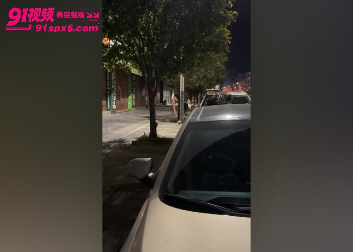 广西街头惊现裸女 疑似男的婚内出轨被原配发现 承受不了在街头脱衣打滚 - 图1