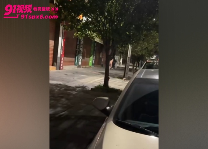 广西街头惊现裸女 疑似男的婚内出轨被原配发现 承受不了在街头脱衣打滚 - 图2