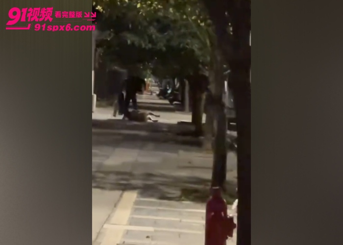 广西街头惊现裸女 疑似男的婚内出轨被原配发现 承受不了在街头脱衣打滚 - 图3