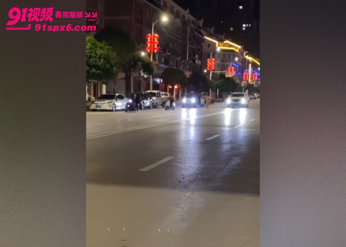 广西街头惊现裸女 疑似男的婚内出轨被原配发现 承受不了在街头脱衣打滚 - 图4