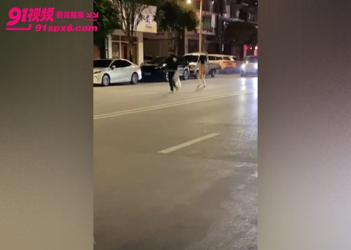 广西街头惊现裸女 疑似男的婚内出轨被原配发现 承受不了在街头脱衣打滚 - 图5