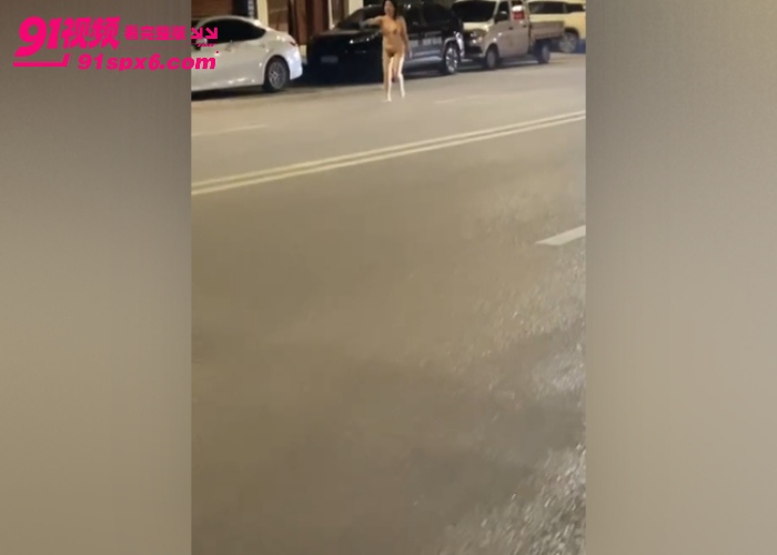 广西街头惊现裸女 疑似男的婚内出轨被原配发现 承受不了在街头脱衣打滚 - 图6