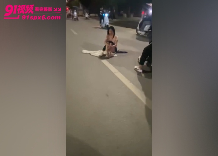 广西街头惊现裸女 疑似男的婚内出轨被原配发现 承受不了在街头脱衣打滚 - 图7