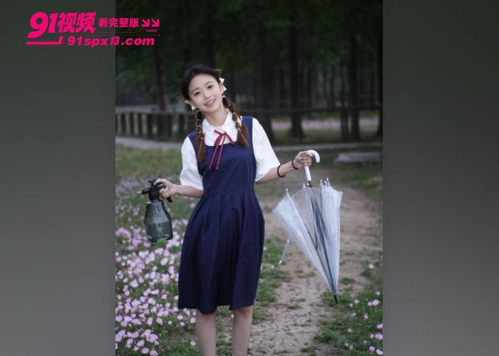 湖南理工大学纯欲白嫩妹 钟晓红 白色蕾丝内衣被球塞嘴黑眼罩 手铐铁链束缚床上挣扎呜呜求饶 - 图1