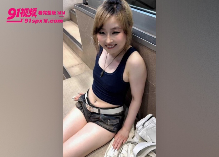 戴绿帽骚妻被好兄弟猛操 老公全程坐旁盯着看 无吻无内射对视高潮狂喷 - 图1