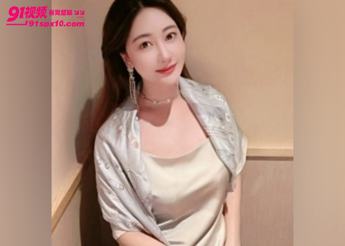 【海角原创】女友不在家调教黑丝丈母娘 疯狂抠弄肥逼按在阳台暴力后入内射 最后用嘴巴帮我清理精液 简直太刺激了 - 图1