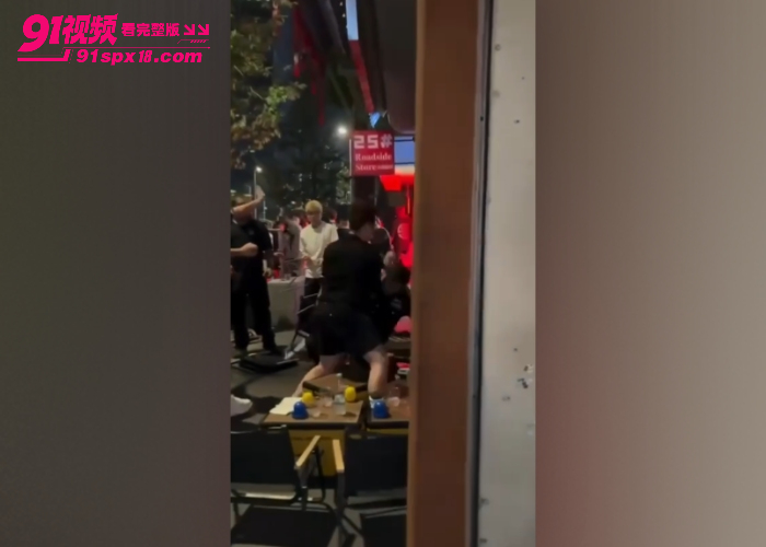 马来西亚吉隆坡TRX金鸡煲茶餐厅发生群殴 两帮中国人椅子酒瓶互砸 现场混乱路人围观 - 图1