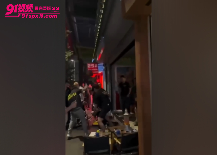 马来西亚吉隆坡TRX金鸡煲茶餐厅发生群殴 两帮中国人椅子酒瓶互砸 现场混乱路人围观 - 图2