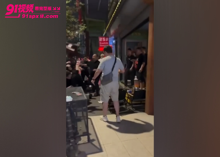 马来西亚吉隆坡TRX金鸡煲茶餐厅发生群殴 两帮中国人椅子酒瓶互砸 现场混乱路人围观 - 图3