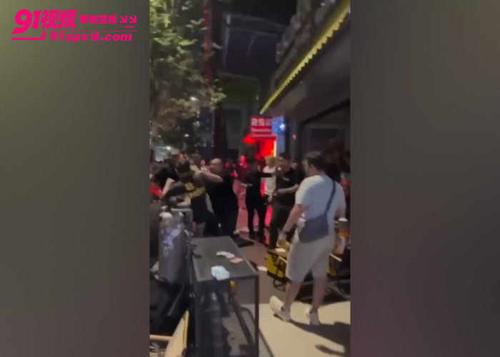 马来西亚吉隆坡TRX金鸡煲茶餐厅发生群殴 两帮中国人椅子酒瓶互砸 现场混乱路人围观 - 图4