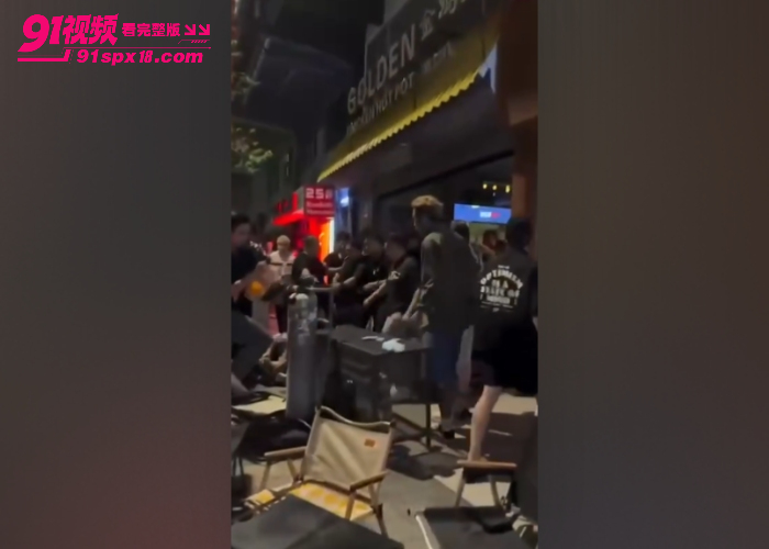 马来西亚吉隆坡TRX金鸡煲茶餐厅发生群殴 两帮中国人椅子酒瓶互砸 现场混乱路人围观 - 图5