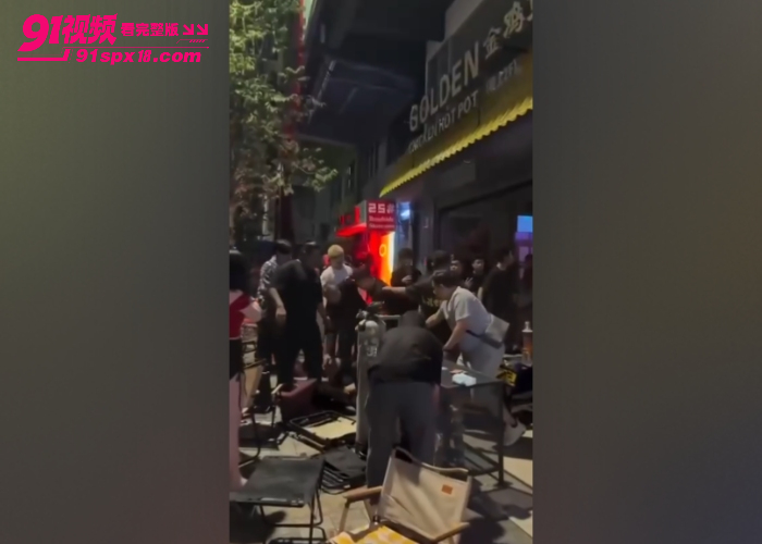 马来西亚吉隆坡TRX金鸡煲茶餐厅发生群殴 两帮中国人椅子酒瓶互砸 现场混乱路人围观 - 图6