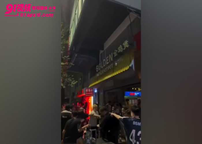 马来西亚吉隆坡TRX金鸡煲茶餐厅发生群殴 两帮中国人椅子酒瓶互砸 现场混乱路人围观 - 图7