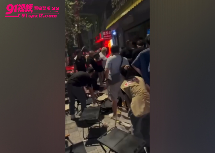马来西亚吉隆坡TRX金鸡煲茶餐厅发生群殴 两帮中国人椅子酒瓶互砸 现场混乱路人围观 - 图8