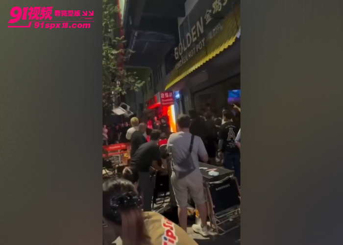 马来西亚吉隆坡TRX金鸡煲茶餐厅发生群殴 两帮中国人椅子酒瓶互砸 现场混乱路人围观 - 图9