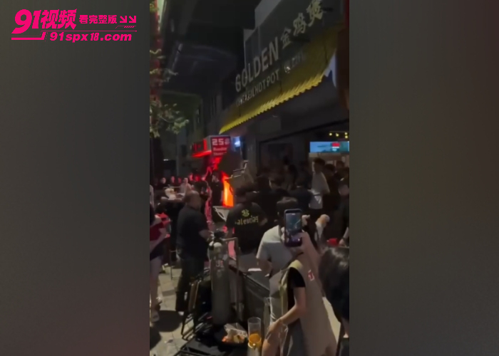 马来西亚吉隆坡TRX金鸡煲茶餐厅发生群殴 两帮中国人椅子酒瓶互砸 现场混乱路人围观 - 图10