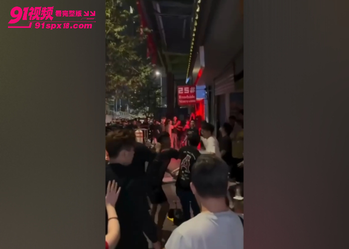 马来西亚吉隆坡TRX金鸡煲茶餐厅发生群殴 两帮中国人椅子酒瓶互砸 现场混乱路人围观 - 图11