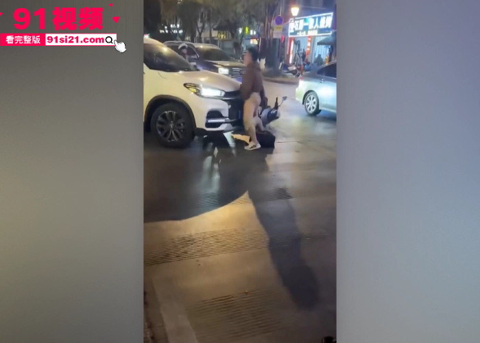 街头惊现“操车狂魔” 光天化日脱裤子对着车头保险杆就干 这生理需求已经突破人类底线 场面极度荒唐 - 图3